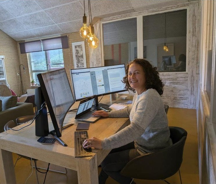 Carolien aan haar bureau, waar ze voor al haar merken werkt